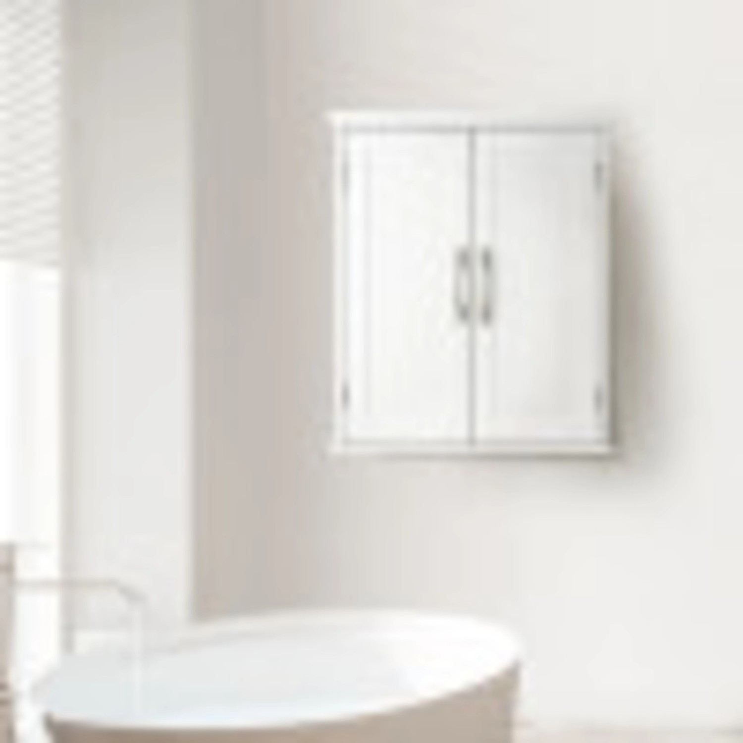 Weißer Teamson Home Holz Medizinschrank mit zwei Türen und verstellbaren Regalen an Badezimmerwand.