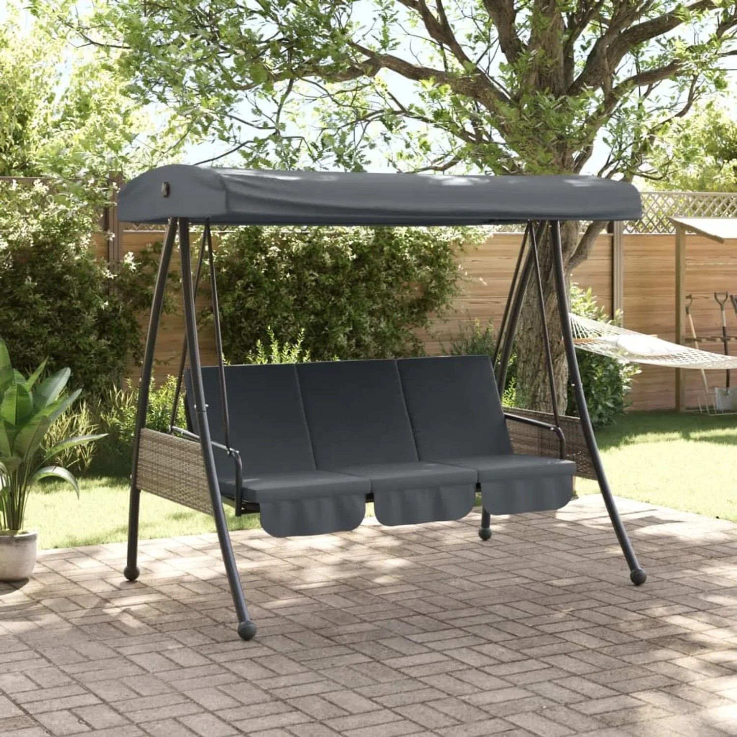 Dunkelgraue vidaXL Hollywoodschaukel mit verstellbarem Dach im Garten.