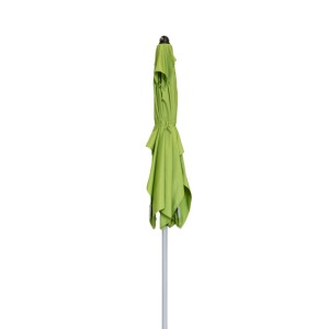 Zusammengebundener, grüner Doppler Balkonschirm Active Auto Tilt mit Kurbelmechanik.