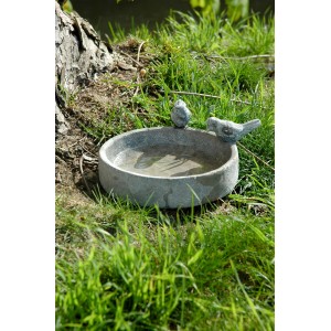Graue Dobar Vogeltränke Pool-Oase mit zwei Deko-Vögeln im Garten.