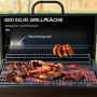 Outsunny Holzkohlegrill mit Deckel, Thermometer und Rädern, Grillfläche mit Grillgut.