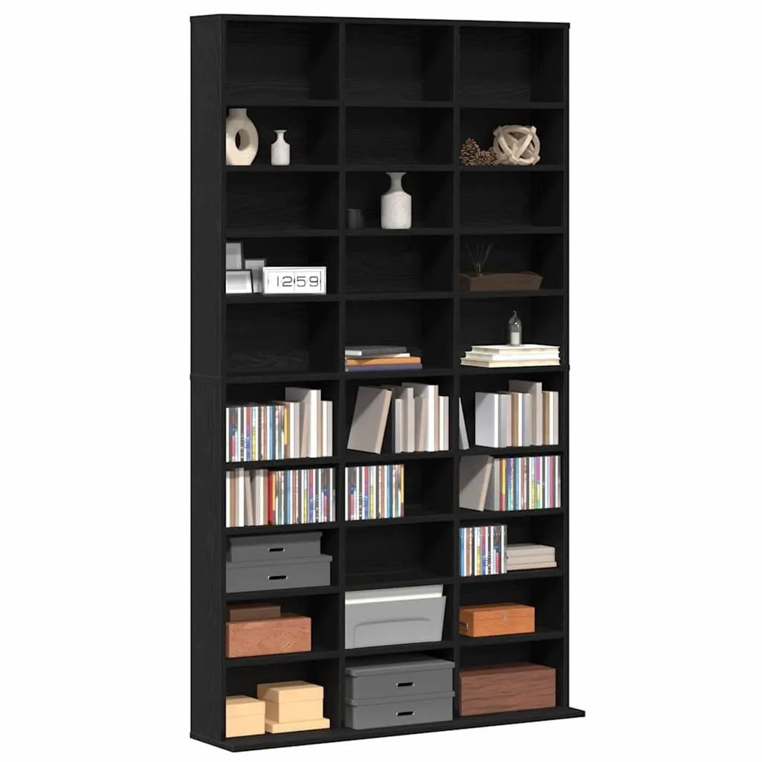 Schwarzes CD Regal in Eichen-Optik mit vielen Fächern für CDs, DVDs und Deko im Wohnzimmer.