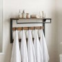 Vintagebraune Wandgarderobe aus MDF und Eisen mit Ablage, Kleiderstange und Haken, als Handtuchhalter im Bad.