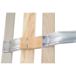 Detailaufnahme Krause Dachleiter: Aluminiumsprosse mit Holzverbindung.