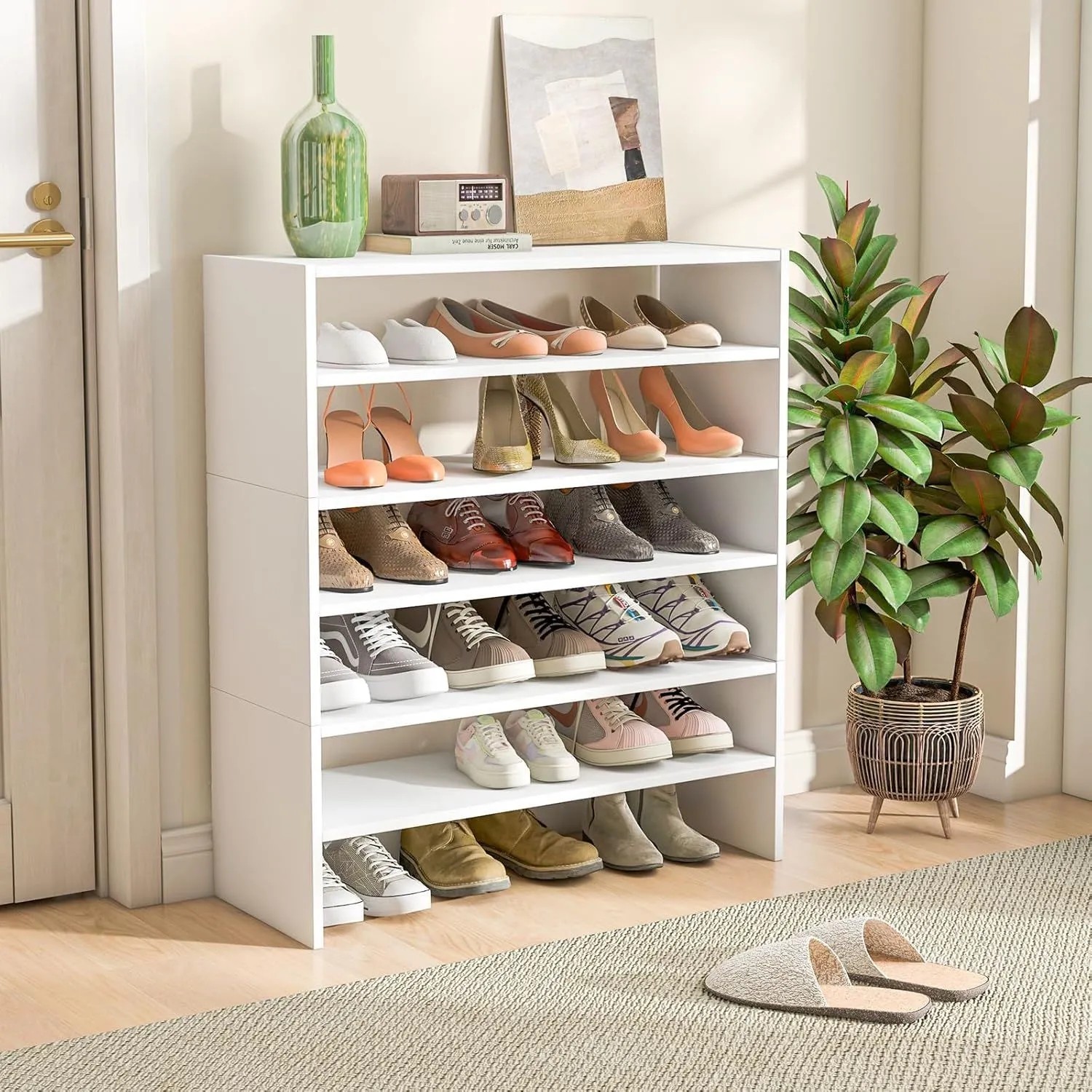 Weißer, stapelbarer Schuhschrank aus Holz mit 6 Fächern, gefüllt mit Schuhen im Flur. Moderne Schuhaufbewahrung.