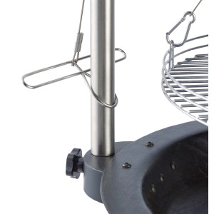 Detailaufnahme Schwenkgrill Brunswick: Edelstahlgestell, Grillrostaufhängung, gusseiserne Feuerschale.
