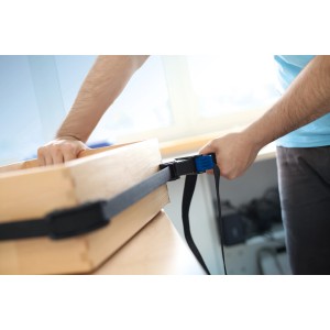 LUX Bandspanner Comfort mit 4 m Gurt beim Spannen eines Holzrahmens.