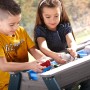 Axi Sand- und Wasser-Picknicktisch Nick grau/blau mit spielenden Kindern.
