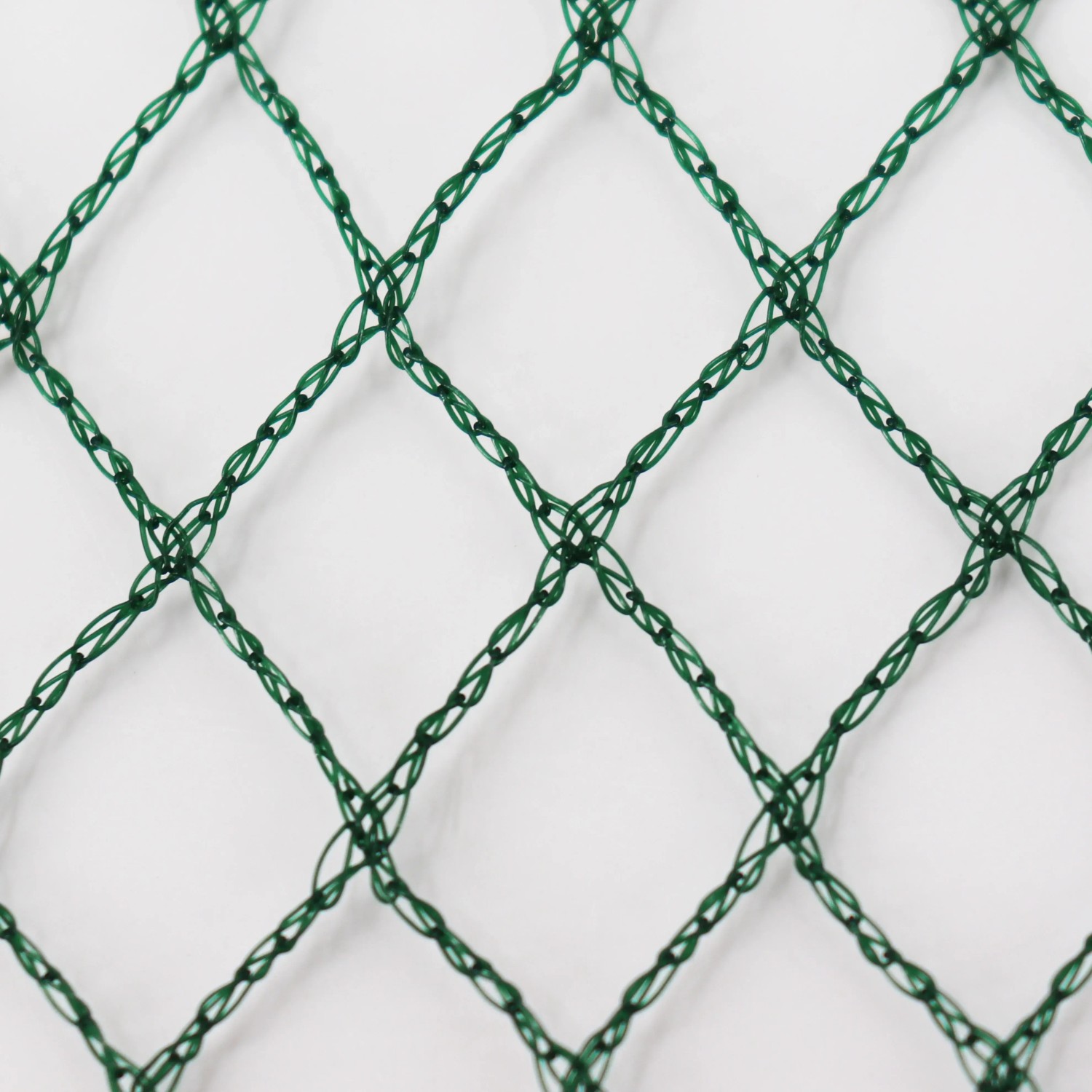 Detailaufnahme eines grünen Aquagart Teichnetzes zum Schutz vor Laub und Reihern.