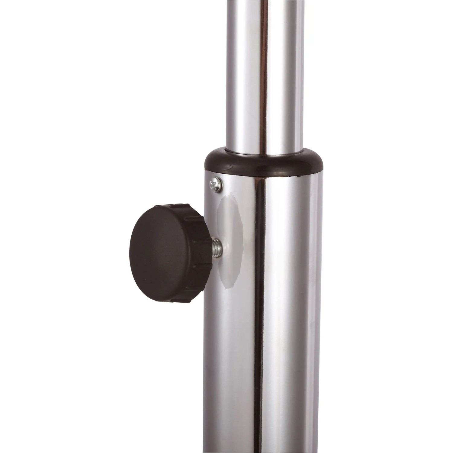 Detailaufnahme Standfuß mit Stellschraube des chromfarbenen Standventilators.