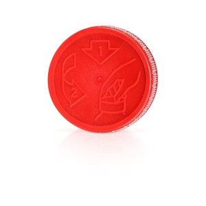 Detailaufnahme des roten Verschlusses einer Bayzid Chlor Pool Desinfektion Flasche mit Entgasungsventil.