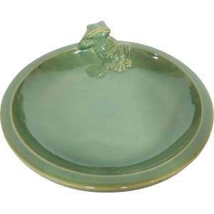 Grüne Vogeltränke aus Steingut mit Frosch als Dekoration für den Garten.