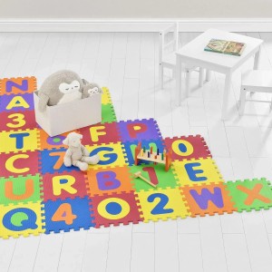 Bunte Juskys Kinder Puzzlematte mit Buchstaben und Zahlen, Spielzeug auf dem Boden.