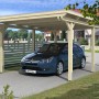 Skan Holz Einzelcarport Emsland mit Flachdach und Auto. Holzkonstruktion mit Aluminium Dachplatten.