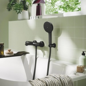 Grohe Vitalio Joy+ 120 Handbrause Mattschwarz mit Wandhalterung und passender Armatur über Badewanne.