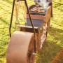 Ferrum Art Design Grillstelle Motorrad in Rostoptik mit Grillgut und Zubehör.