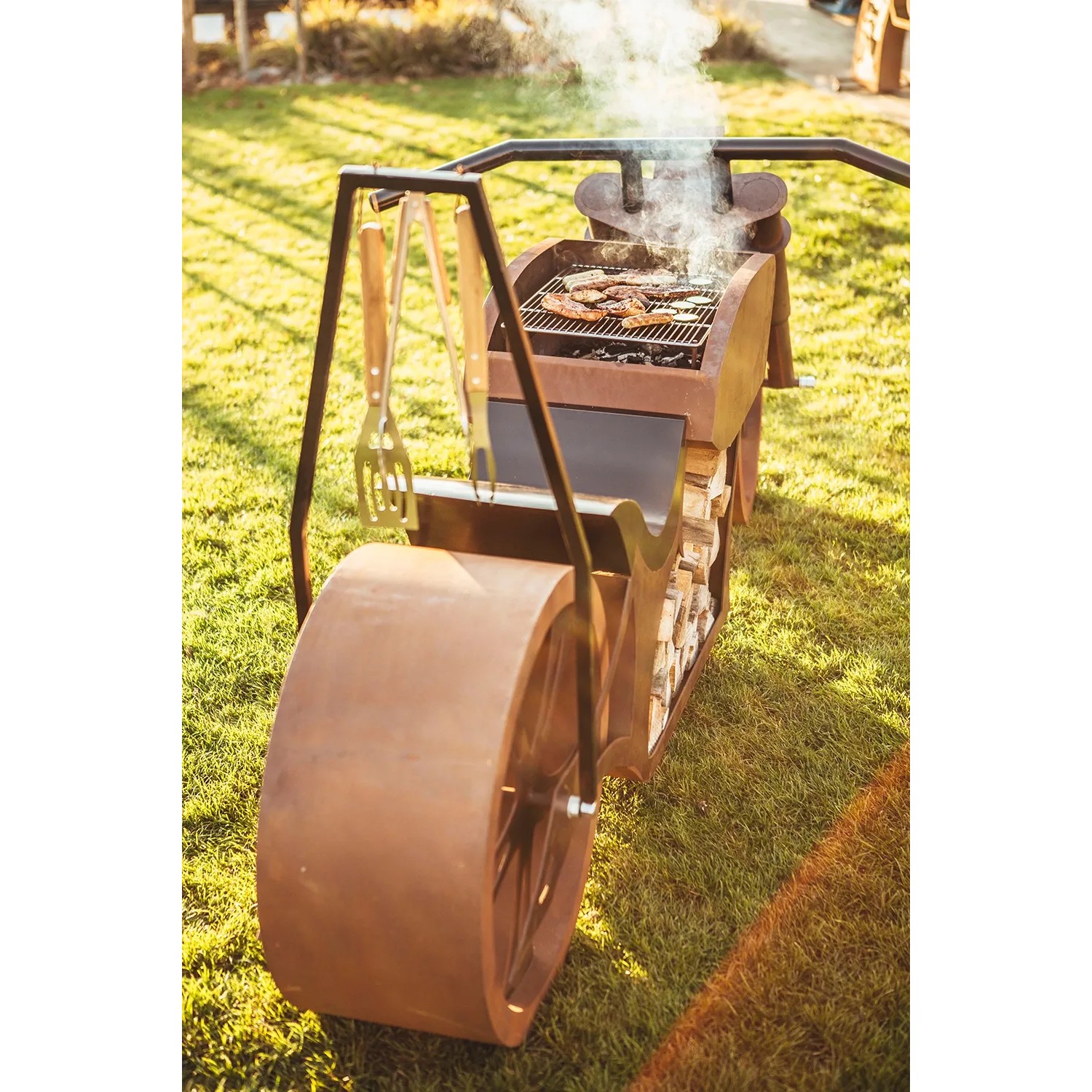 Ferrum Art Design Grillstelle Motorrad in Rostoptik mit Grillgut und Zubehör.