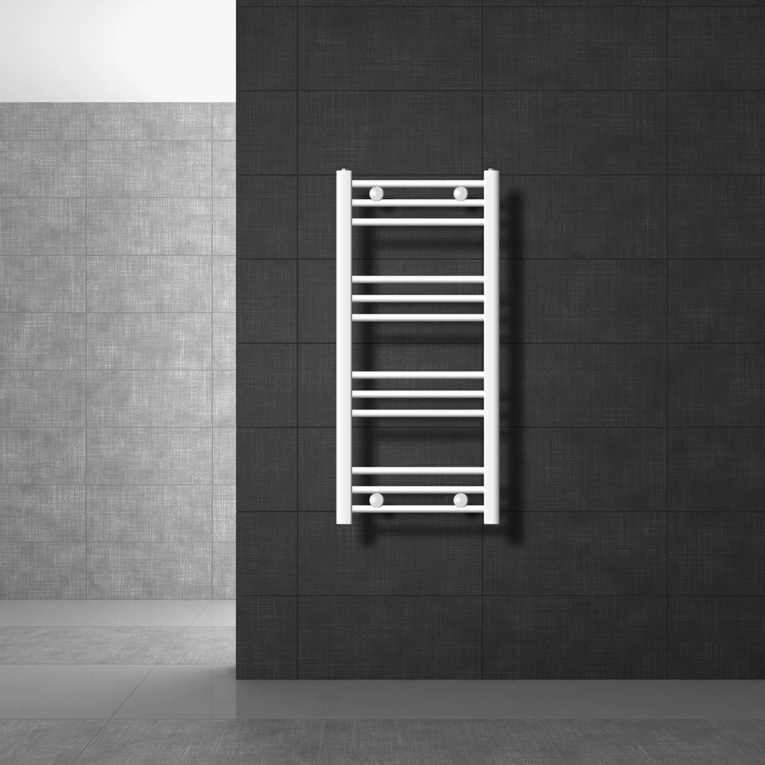 Weißer, gebogener LuxeBath Badheizkörper Sahara 400x800 mm mit Seitenanschluss an dunkler Wand.