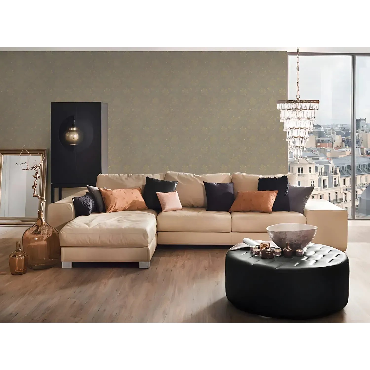 Beige Barock Tapete mit Ornamenten und Schimmer in Gold von PROFHOME im Wohnzimmer.