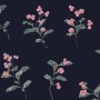 Joules Vliestapete Swanton Floral in Marineblau: Fototapete mit zarten, rosa Blüten auf dunklem Grund.