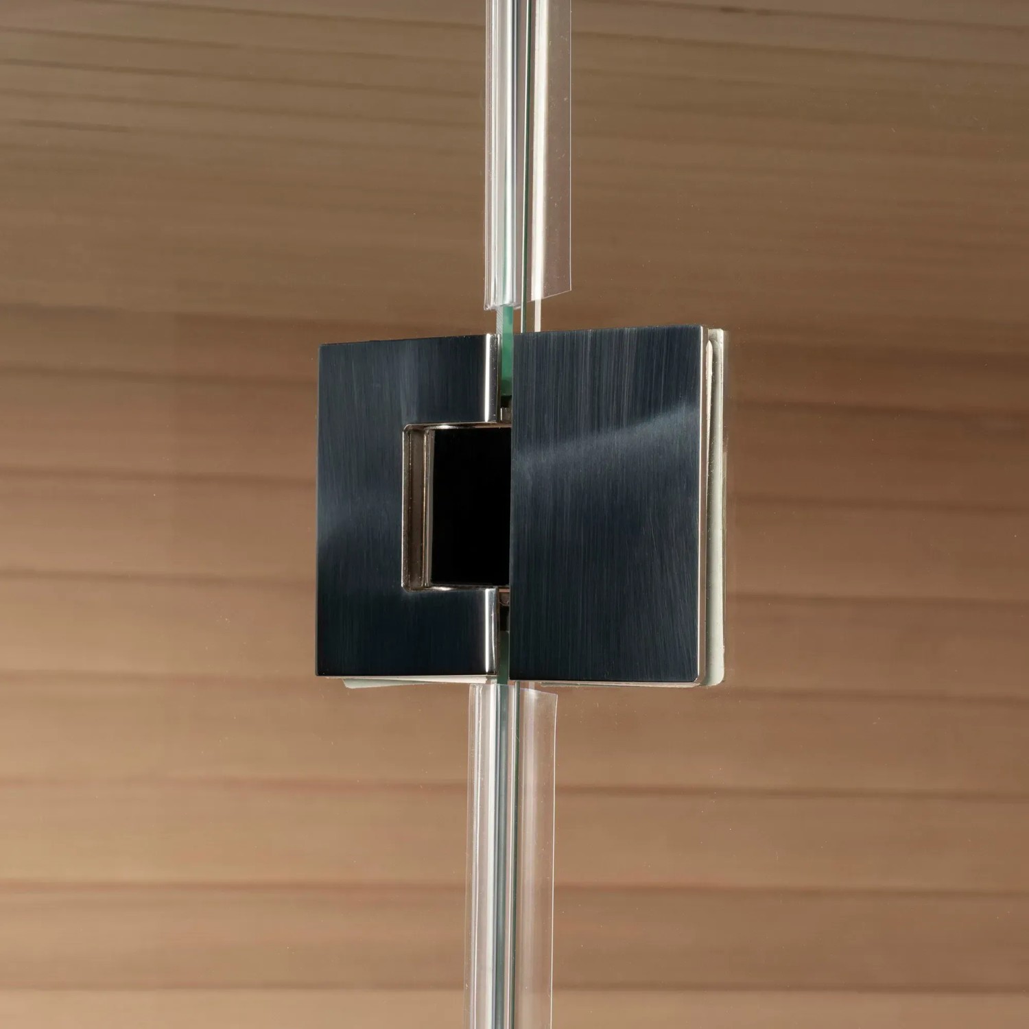 Detailaufnahme: Türgriff aus Metall und Glasfront der SKYLINE BIG Sauna aus Tannenholz.