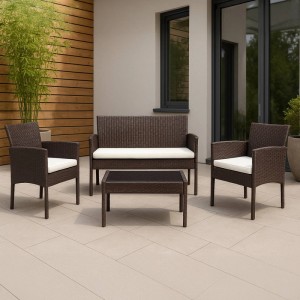 Braune Polyrattan Sitzgruppe Ramunda für 4 Personen auf Terrasse. 2 Sessel, Sofa, Tisch mit Glasplatte, weiße Kissen.