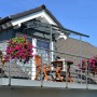 Graues Palram-Canopia Vordach Vega 2x2 über Balkon mit Tisch und Stühlen.