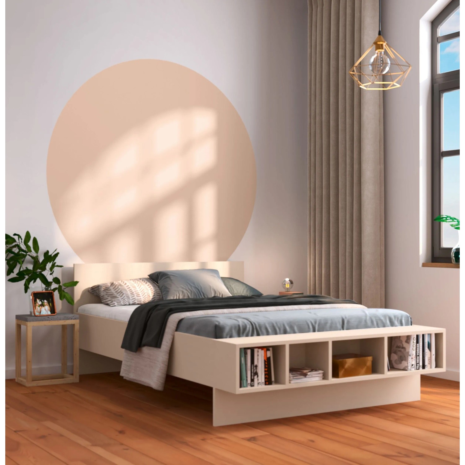 Schlafzimmer mit sandbeiger Wandfarbe Jesper von CREATE! by OBI, Bett mit Stauraum und Holzboden.