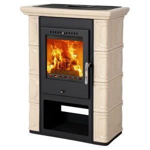 Thorma Augsburg Kaminofen in Cappuccino mit Keramikverkleidung und brennendem Holz.