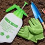 Grüner Relaxdays Drucksprüher aus Kunststoff, 2 Liter, mit Gartengeräte und Handschuhe.