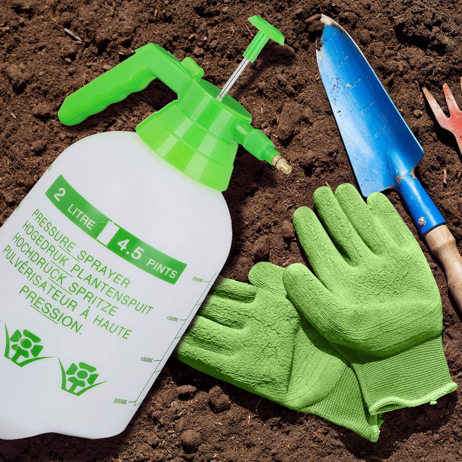 Grüner Relaxdays Drucksprüher aus Kunststoff, 2 Liter, mit Gartengeräte und Handschuhe.