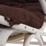 Detailansicht: Weißer Rattan Schaukelstuhl Queluz mit brauner Auflage und Knopfsteppung.