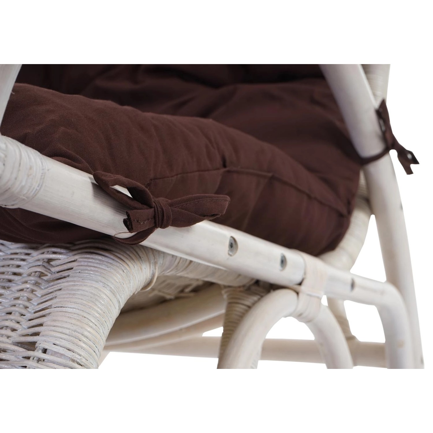 Detailansicht: Weißer Rattan Schaukelstuhl Queluz mit brauner Auflage und Knopfsteppung.