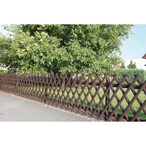 Druckimprägnierter Jägerzaun aus Nadelholz, 80x250 cm, im Garten.