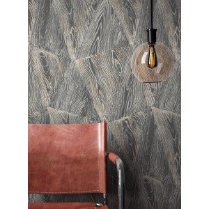 Newroom Vliestapete Marzio Anthrazit Holz Struktur mit Stuhl und Lampe.