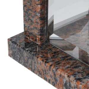 Detailansicht der KOKA Grablampe aus poliertem Granit Gneis mit klarem Glasfenster.