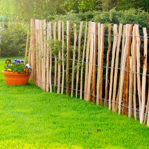 Natürlicher Staketenrollzaun aus Haselnuss, 90x1000cm, im Garten.