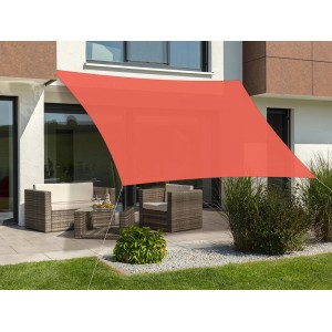 Quadratisches, terracottafarbenes Schneider Sonnensegel Teneriffa (500x500 cm) über einer Sitzecke im Garten.