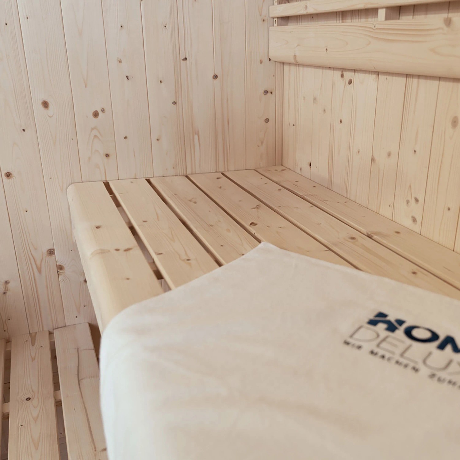 Innenansicht der Home Deluxe Sauna SHADOW M mit Holzbank und Handtuch.