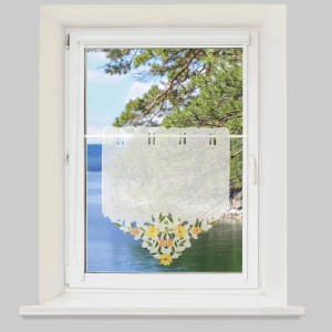 Arsvita Fenstergardine mit Blumenstickerei in Grün, Gelb und Orange am Fenster.