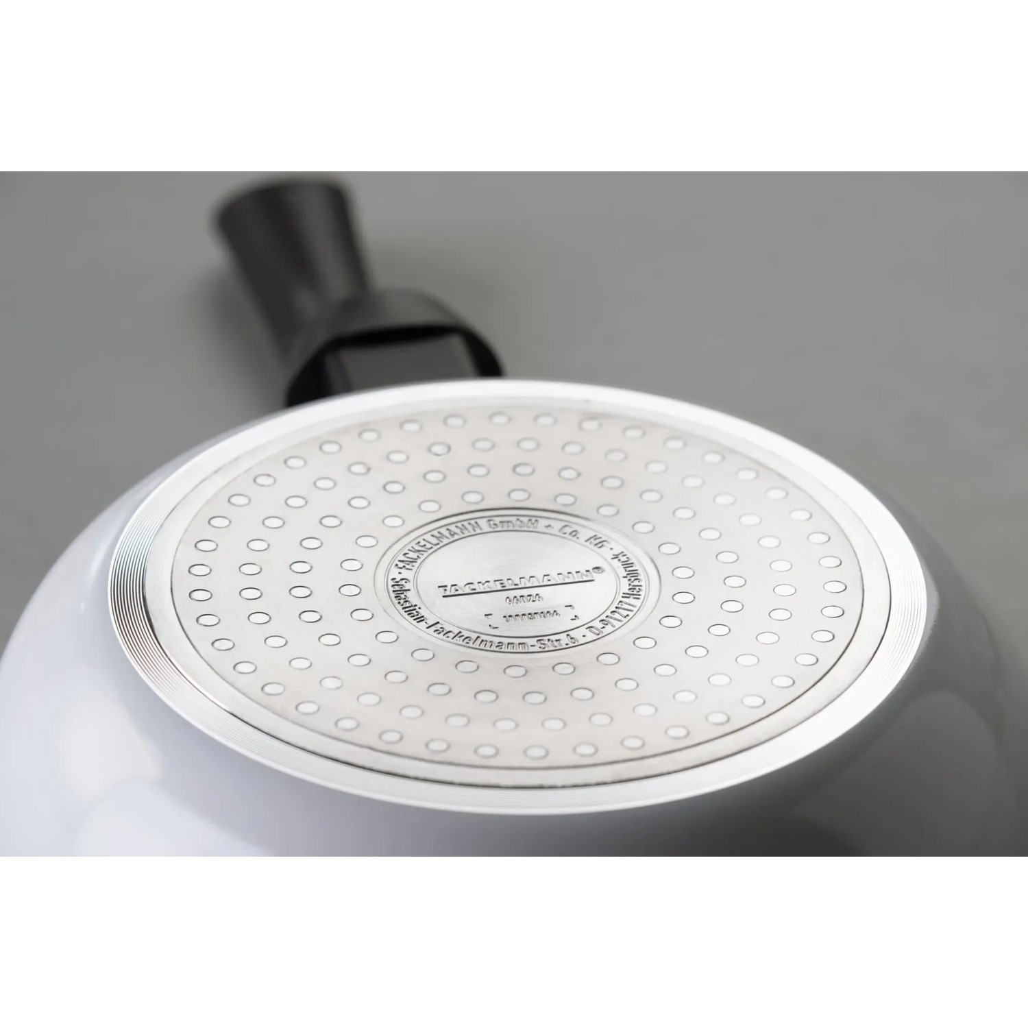 Fackelmann Arcadalina Pfanne 20 cm, Unterseite mit Logo und Induktionsboden.