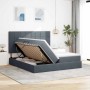 Dunkelgraues Samtbett mit LED-Leisten und Stauraum, geöffnet.