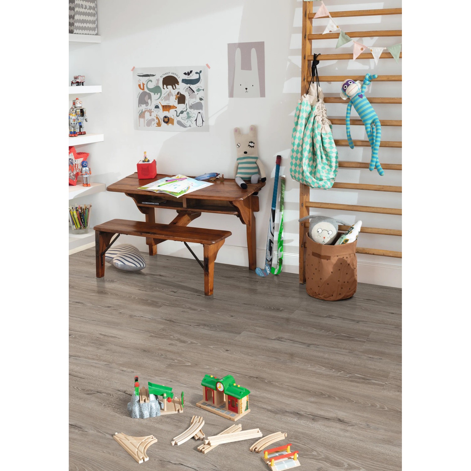 Kinderzimmer mit Egger Hybridboden Aquadura Panora Eiche Grau und Spielzeug.
