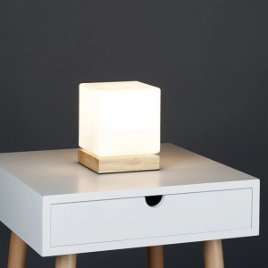 Weiße Relaxdays Tischlampe in Würfelform mit Holzfuß und Milchglasschirm, 15x12x12 cm.
