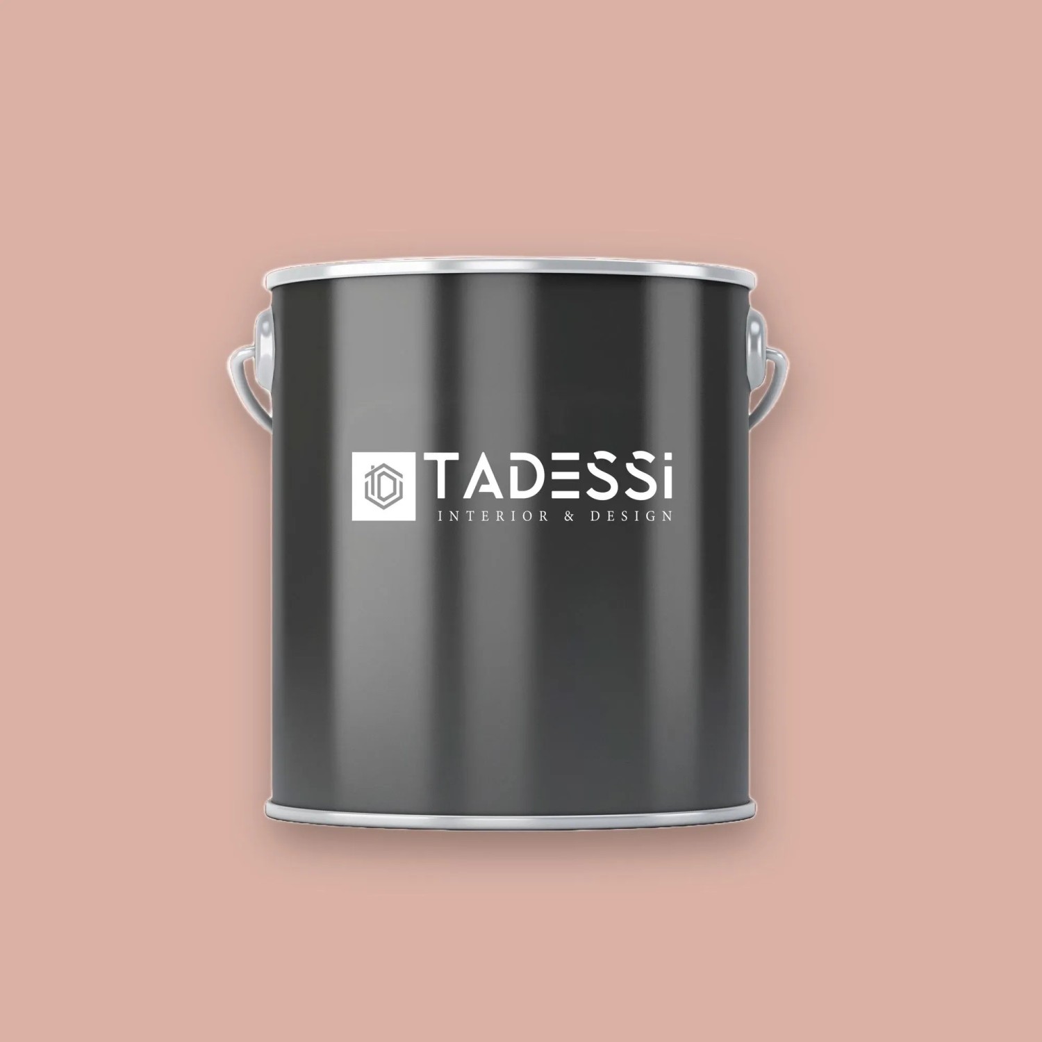 Dunkelgrauer Farbeimer Tadessi Wall Select Taupe Matt Dispersion 5l vor taupefarbener Wandfarbe.