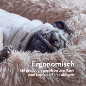 Schlafender Mops im türkisen Bestlivings Fluffy Haustierbett, ein weiches Hundekissen/Katzenbett.