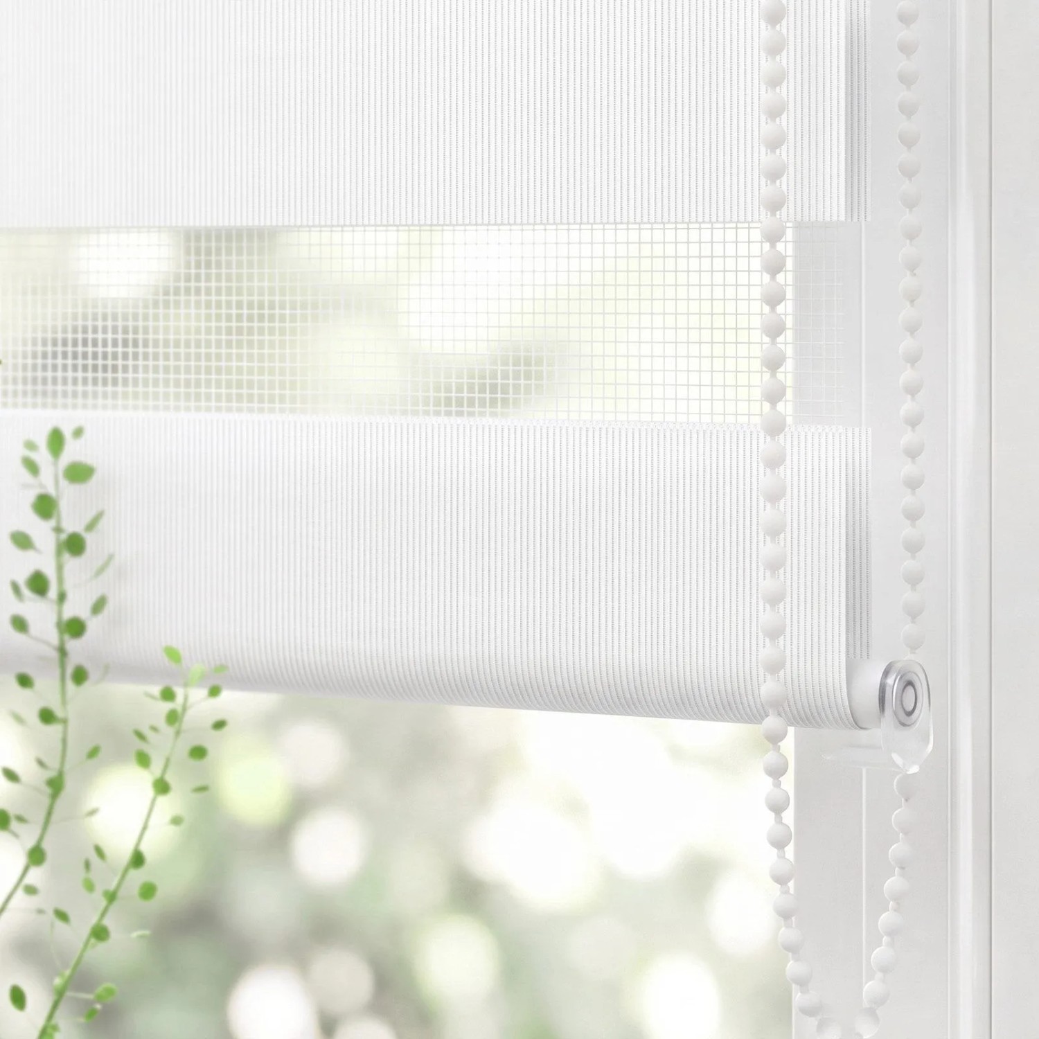 Weißes Doppelrollo Klemmfix am Fenster mit transparenten und blickdichten Streifen, Seitenzug für regulierbaren Sichtschutz.