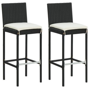2er Set schwarze Garten-Barhocker aus Rattan mit creme-farbenen Kissen.