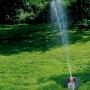 Gardena Comfort Vielflächenregner AquaContour im Einsatz auf Rasenfläche. Regner bewässert den Garten.