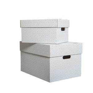 Zwei gestapelte PROREGAL Stapelboxen aus weißer Wellpappe mit Deckel und geometrischem Muster für Büro & Ordnung.